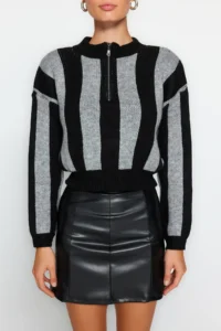 TRENDYOLMİLLA Black Crop Soft textured Knitwear Sweater - Image 4