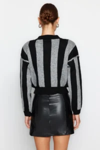 TRENDYOLMİLLA Black Crop Soft textured Knitwear Sweater - Image 6