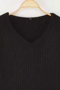 TRENDYOLMİLLA Black Crop Basic V-neck Knitwear Sweater - Image 10