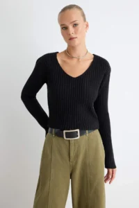 TRENDYOLMİLLA Black Crop Basic V-neck Knitwear Sweater - Image 2