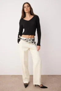 TRENDYOLMİLLA Black Crop Basic V-neck Knitwear Sweater - Image 5