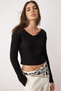 TRENDYOLMİLLA Black Crop Basic V-neck Knitwear Sweater - Image 6