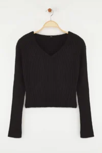 TRENDYOLMİLLA Black Crop Basic V-neck Knitwear Sweater - Image 9