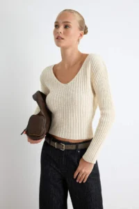 TRENDYOLMİLLA Ecru Crop Basic V-neck Knitwear Sweater
