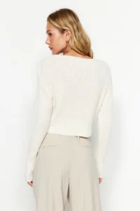 TRENDYOLMİLLA Ecru Crop Basic V-neck Knitwear Sweater - Image 10
