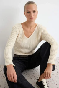 TRENDYOLMİLLA Ecru Crop Basic V-neck Knitwear Sweater - Image 2