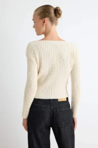 TRENDYOLMİLLA Ecru Crop Basic V-neck Knitwear Sweater - Image 4