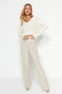 TRENDYOLMİLLA Ecru Crop Basic V-neck Knitwear Sweater - Image 6