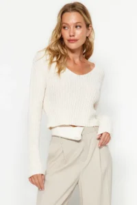 TRENDYOLMİLLA Ecru Crop Basic V-neck Knitwear Sweater - Image 7