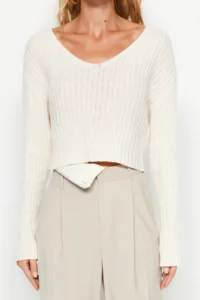 TRENDYOLMİLLA Ecru Crop Basic V-neck Knitwear Sweater - Image 8