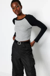 TRENDYOLMİLLA Gray Raglan Sleeve Rib Fitted Baseball Crop Knitting T-Shirt - Image 2