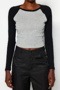 TRENDYOLMİLLA Gray Raglan Sleeve Rib Fitted Baseball Crop Knitting T-Shirt - Image 3