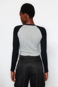 TRENDYOLMİLLA Gray Raglan Sleeve Rib Fitted Baseball Crop Knitting T-Shirt - Image 5