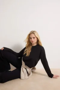 TRENDYOLMİLLA Black 100% Thick Cotton Basic Crew Neck Oversized/Wide Pattern Knitting T-Shirt - Image 2
