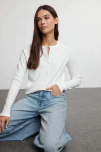 TRENDYOLMİLLA Ecru buttoned Regular/Normal Cut Ribbed Flexible Normal Size Knitting Blouse - Image 2
