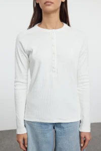 TRENDYOLMİLLA Ecru buttoned Regular/Normal Cut Ribbed Flexible Normal Size Knitting Blouse - Image 3