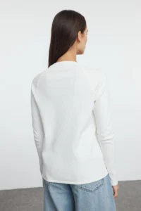 TRENDYOLMİLLA Ecru buttoned Regular/Normal Cut Ribbed Flexible Normal Size Knitting Blouse - Image 5