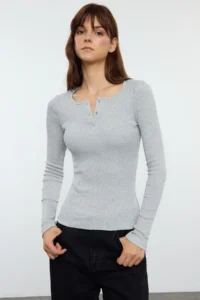 TRENDYOLMİLLA Gray Melange snaps Fitted Ribbed Flexible Knitting Blouse - Image 2