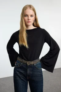 TRENDYOLMİLLA Black relaxed/Rahat Pattern Spanish Arm Flexible Knitting Blouse