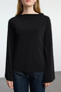 TRENDYOLMİLLA Black relaxed/Rahat Pattern Spanish Arm Flexible Knitting Blouse - Image 3