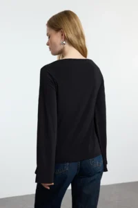 TRENDYOLMİLLA Black relaxed/Rahat Pattern Spanish Arm Flexible Knitting Blouse - Image 5