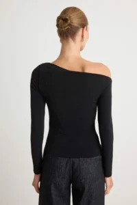 TRENDYOLMİLLA Black Drape Detailed Fitted Long Sleeve Flexible Knitting Blouse - Image 4