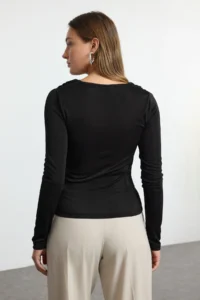 TRENDYOLMİLLA Black Off-Shoulder Neck Body-Fitting Flexible Long Sleeve Buzzy Knitting Blouse - Image 5