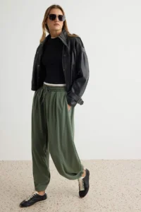 TRENDYOLMİLLA Khaki Soft/Soft Touch Carrot/Salwar Pattern Flexible Knitting Sweatpants Trousers - Image 2