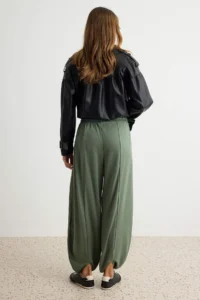 TRENDYOLMİLLA Khaki Soft/Soft Touch Carrot/Salwar Pattern Flexible Knitting Sweatpants Trousers - Image 4