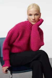 TRENDYOLMİLLA Fuchsia Crop Soft textured Basic Thick Knitting Detailed Knitwear Sweater