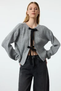 TRENDYOLMİLLA Gray Crop Double Sided Giyilebilir Ribbon/Fiyonk Binding Detailed Knitwear Sweater - Image 2