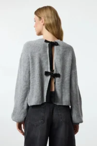 TRENDYOLMİLLA Gray Crop Double Sided Giyilebilir Ribbon/Fiyonk Binding Detailed Knitwear Sweater - Image 3
