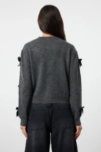 TRENDYOLMİLLA DARK anthracite Soft textured Ribbon/Bow Detailed Knitwear Sweater - Image 9