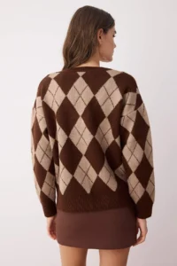 TRENDYOLMİLLA Dark Brown Soft textured Wide Pattern V-neck Baklava Knitwear Sweater - Image 4