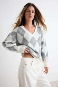 TRENDYOLMİLLA Ecru Soft textured V-neck Wide Pattern Baklava Knitwear Sweater