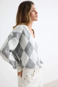 TRENDYOLMİLLA Ecru Soft textured V-neck Wide Pattern Baklava Knitwear Sweater - Image 2