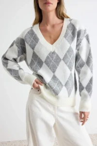 TRENDYOLMİLLA Ecru Soft textured V-neck Wide Pattern Baklava Knitwear Sweater - Image 3