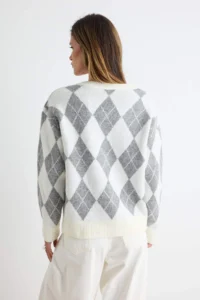TRENDYOLMİLLA Ecru Soft textured V-neck Wide Pattern Baklava Knitwear Sweater - Image 4