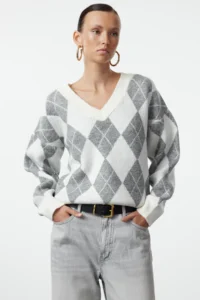 TRENDYOLMİLLA Ecru Soft textured V-neck Wide Pattern Baklava Knitwear Sweater - Image 5