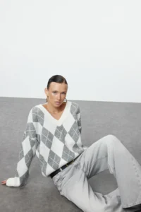 TRENDYOLMİLLA Ecru Soft textured V-neck Wide Pattern Baklava Knitwear Sweater - Image 6