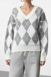 TRENDYOLMİLLA Ecru Soft textured V-neck Wide Pattern Baklava Knitwear Sweater - Image 8