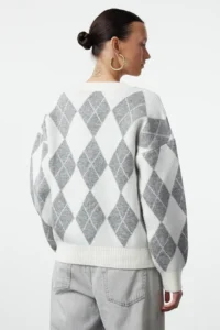 TRENDYOLMİLLA Ecru Soft textured V-neck Wide Pattern Baklava Knitwear Sweater - Image 9