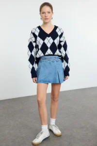 TRENDYOLMİLLA NAVY BLUE Soft textured V-neck Wide Pattern Baklava Knitwear Sweater