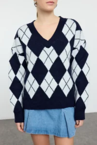 TRENDYOLMİLLA NAVY BLUE Soft textured V-neck Wide Pattern Baklava Knitwear Sweater - Image 3