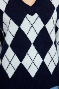 TRENDYOLMİLLA NAVY BLUE Soft textured V-neck Wide Pattern Baklava Knitwear Sweater - Image 4