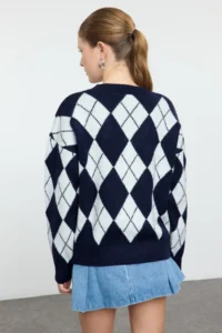 TRENDYOLMİLLA NAVY BLUE Soft textured V-neck Wide Pattern Baklava Knitwear Sweater - Image 5