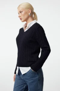 TRENDYOLMİLLA NAVY BLUE Basic Cotton V-neck Knitwear Sweater