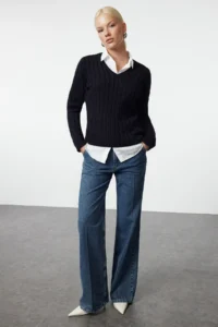 TRENDYOLMİLLA NAVY BLUE Basic Cotton V-neck Knitwear Sweater - Image 2