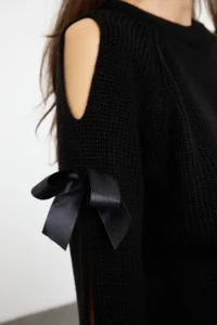 TRENDYOLMİLLA Black Sleeve Ribbon Fiyonk Detailed Knitwear Sweater - Image 4