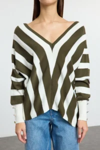 TRENDYOLMİLLA Green Deep V-neck Striped Knitwear Sweater - Image 3